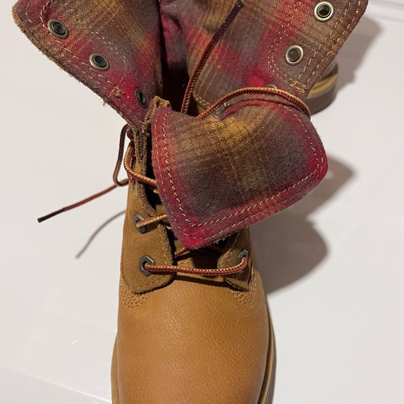 Women’s tan size 6.0 Timberlands with plaid interior. Never worn! - Picture 4 of 4